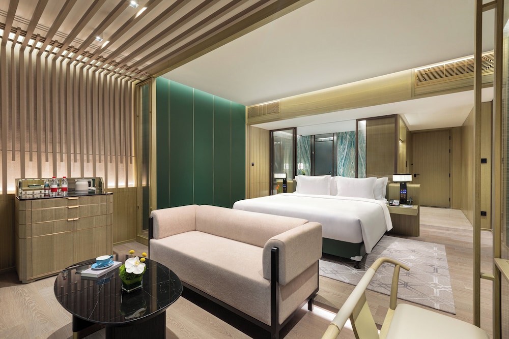 Premium Room, 1 King Bed, Club Lounge Access, Lake View (Lake View) photo 2
