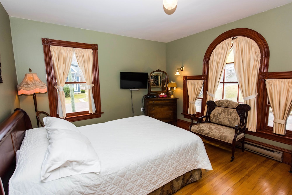 Queen Room with Private External Bathroom