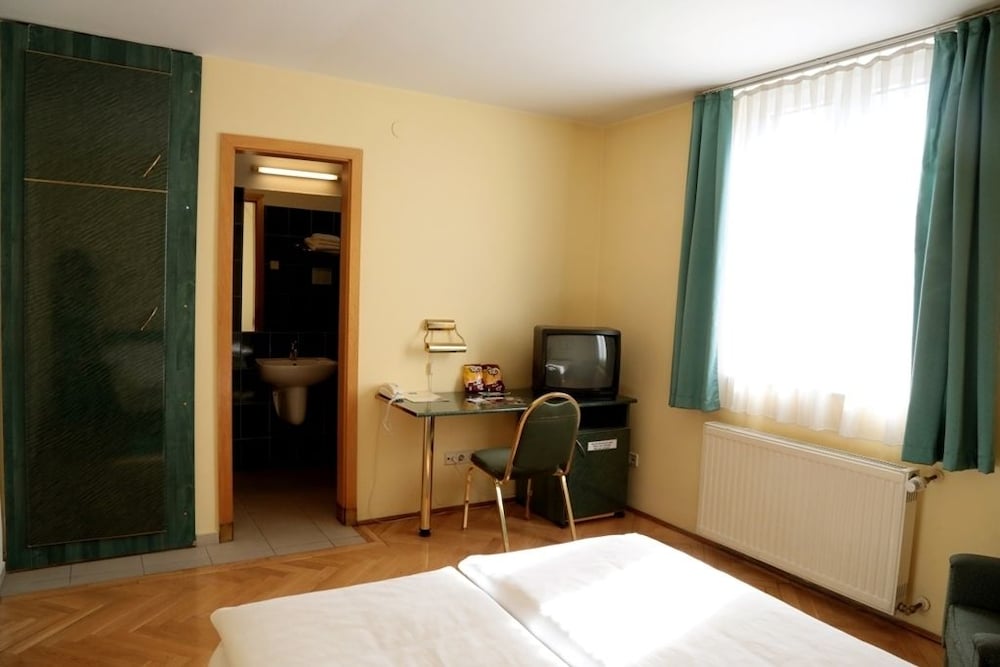 Standard Twin Room - Photo 1