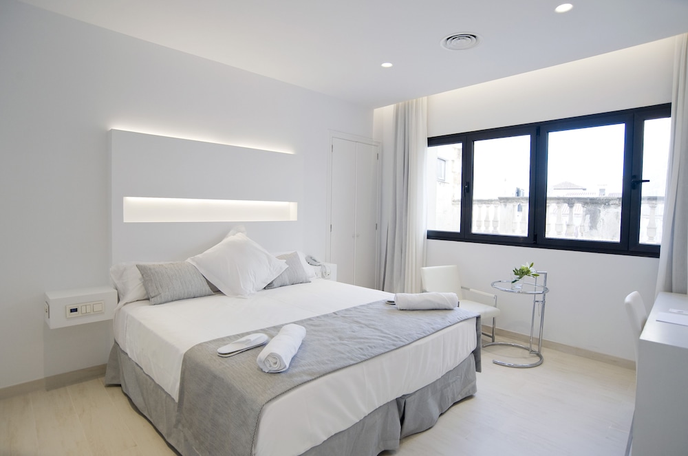 Deluxe Double Room, 1 King Bed, Hot Tub, Courtyard View photo 2
