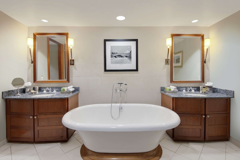 Suite, 1 King Bed - Photo 12