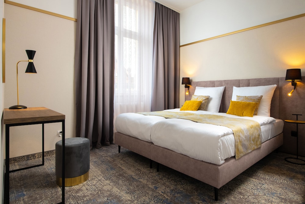 Standard Double or Twin Room - Photo 9