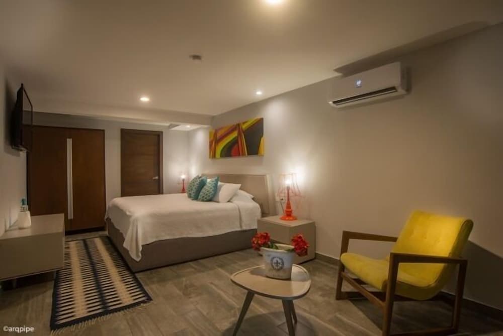 Suite, 1 King Bed, Partial Sea View photo 3