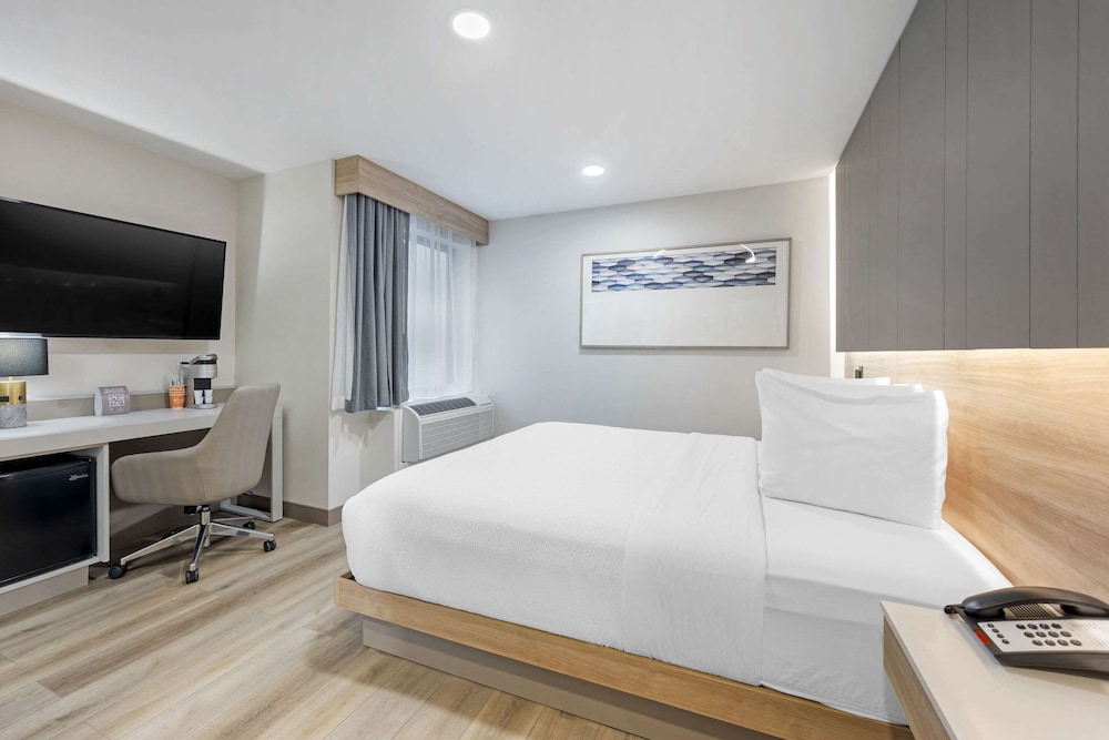 Standard Room, 1 Queen Bed, Non Smoking - Photo 3