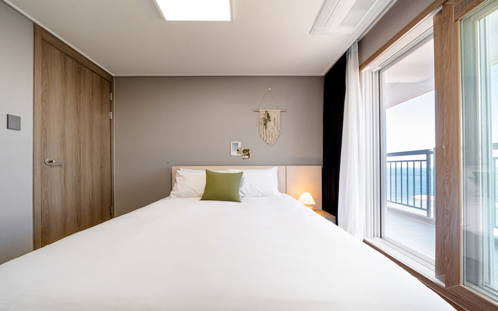 Family Two Room Ocean - Photo 13
