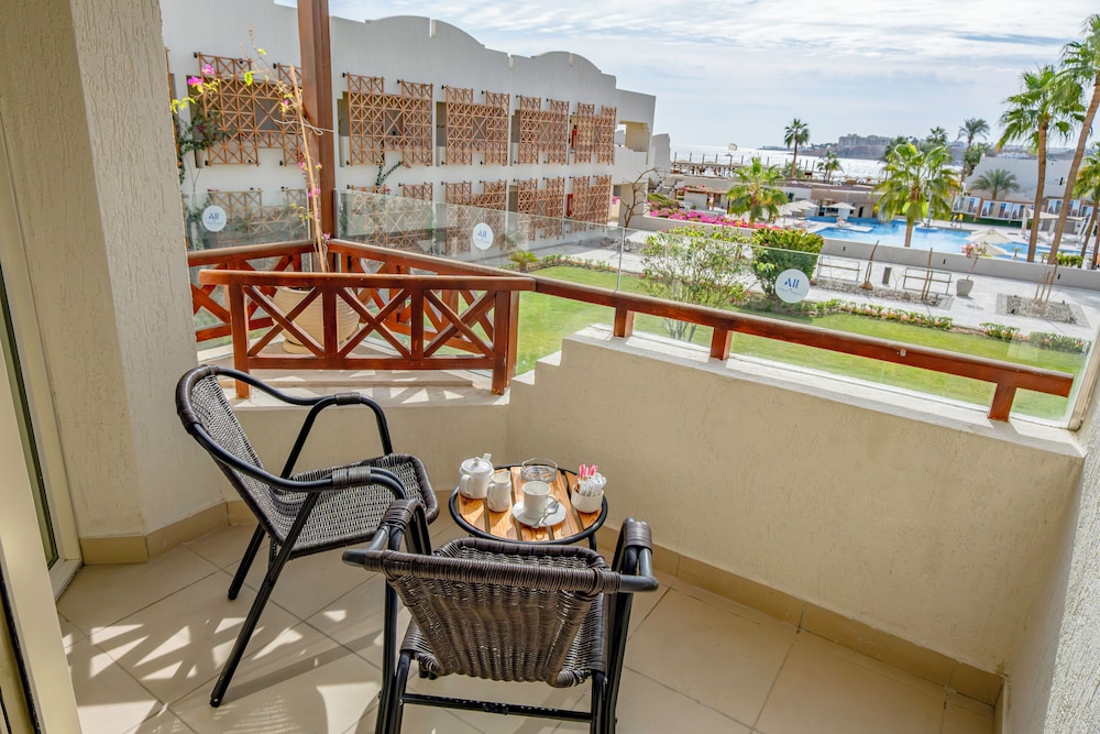 Superior Room, 1 King Bed, Pool View (Beach side) - Photo 2