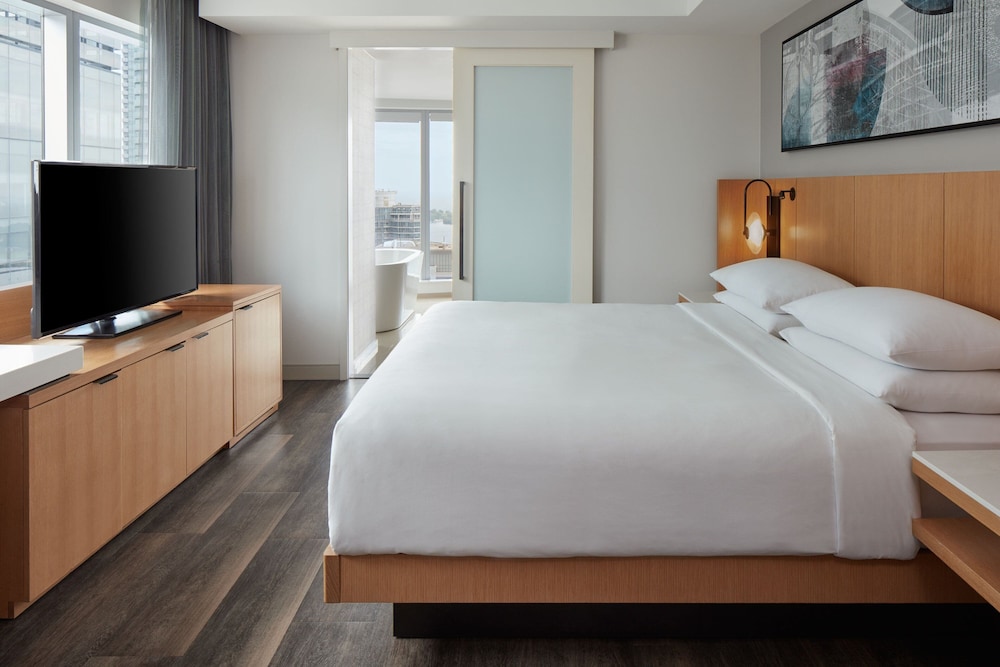 Deluxe Room, 1 King Bed, Corner