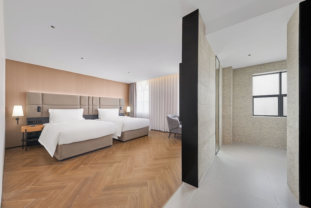 Mansion Twin Beds Room - Photo 10