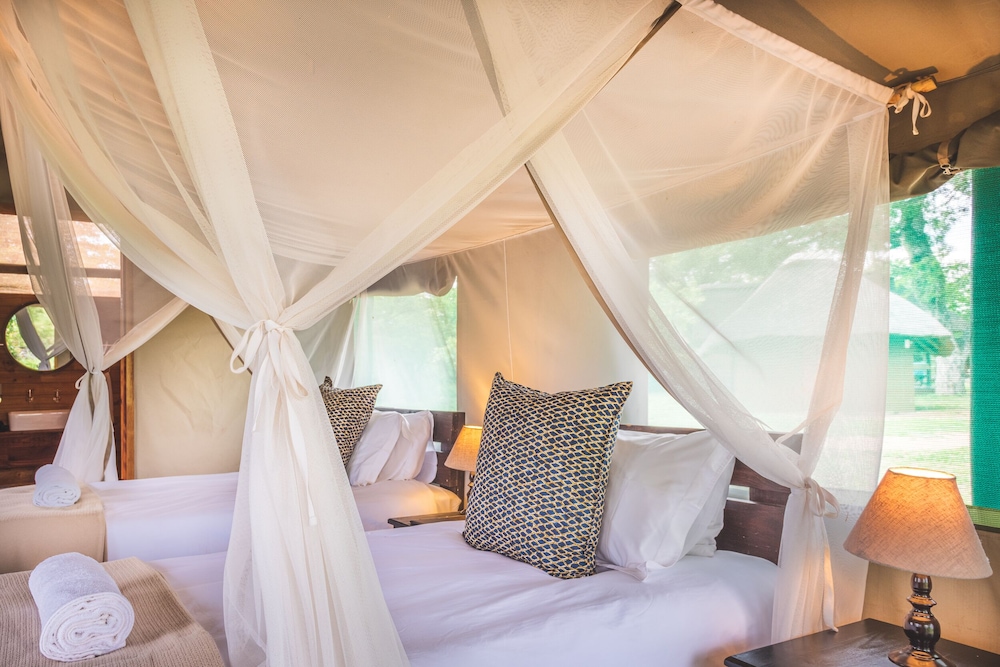 b) Safari Tent with en-suite Bathroom photo 1