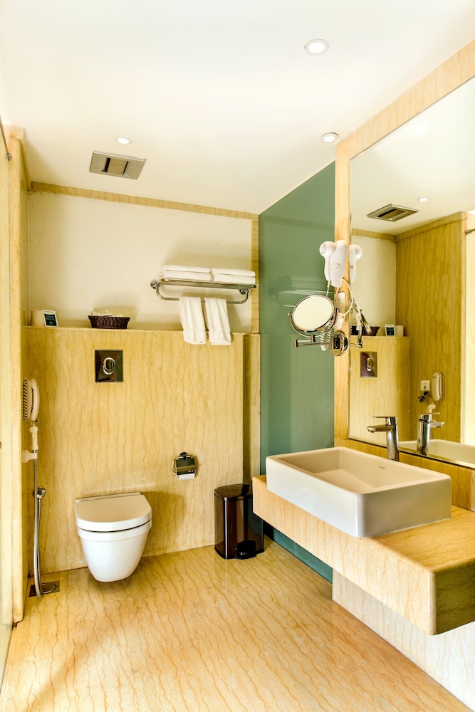 Executive club room with complimentary airport transfers photo 3