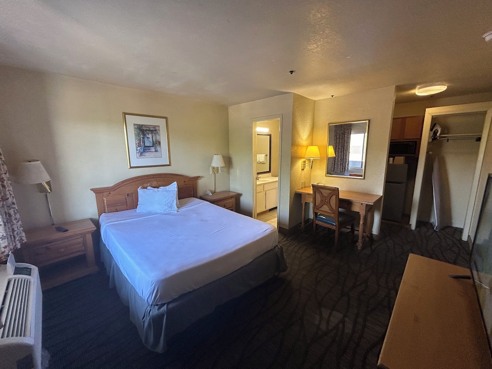 Deluxe Room, 1 King Bed, Non Smoking photo 1