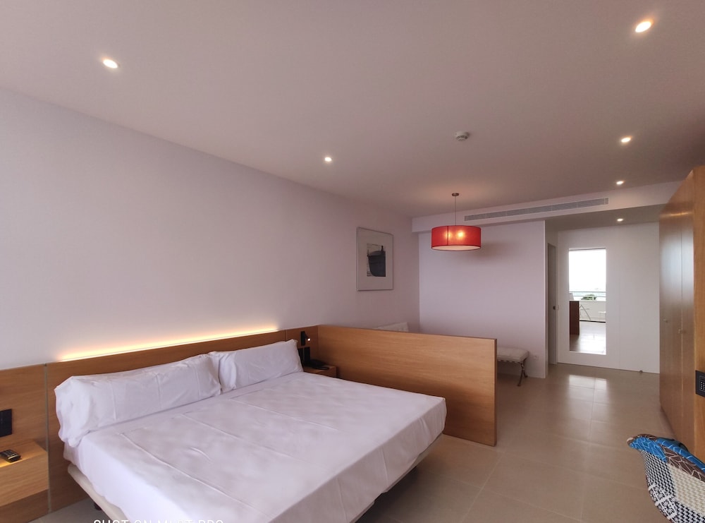 Junior Suite, 1 Queen Bed, Balcony, Bay View photo 2