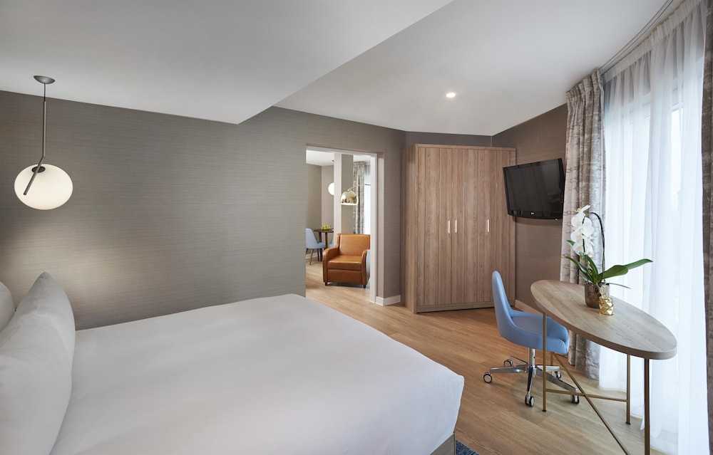 Suite, 1 Queen Bed, City View thumbnail 5
