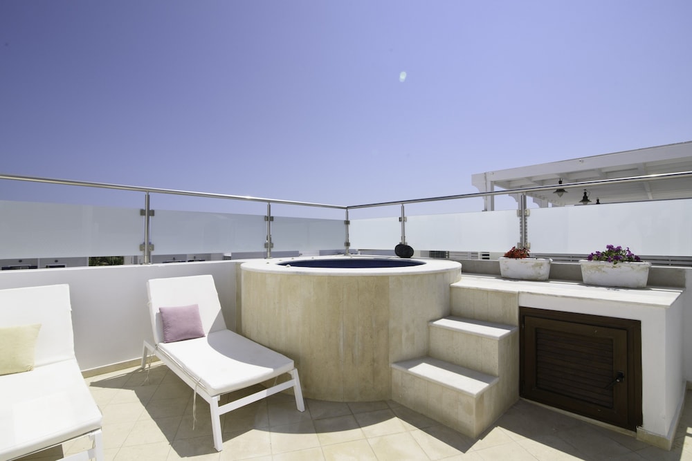 Royal Suite, Jetted Tub (private) - Photo 2