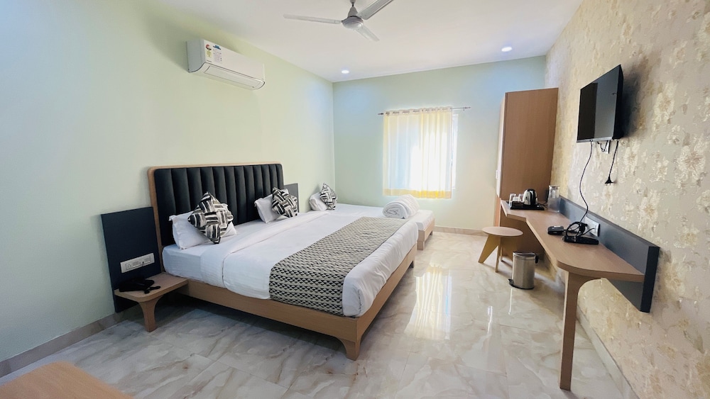 Superior Quadruple Room, City View