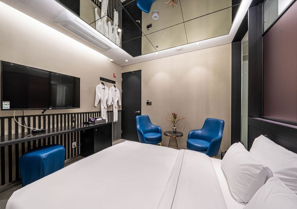 Deluxe Double Room (Netflix/ Youtube Available on TV) - Photo 23