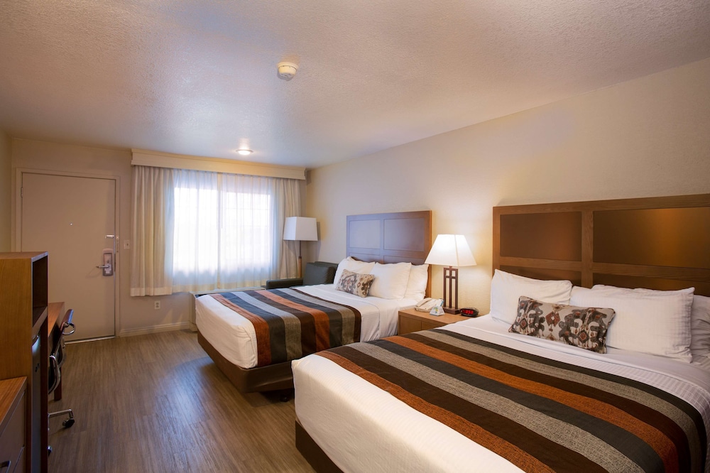 Standard Room, Multiple Beds, Non Smoking, Balcony photo 1