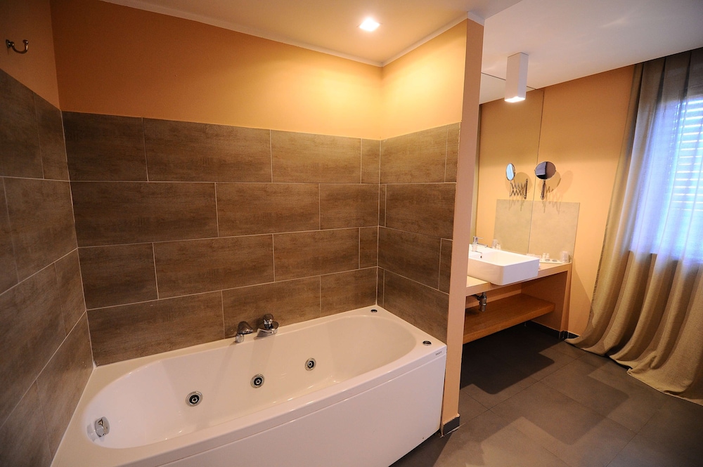 Superior Room, 1 Queen Bed, Non Smoking (Converts to 2 Twin Beds) - Photo 10