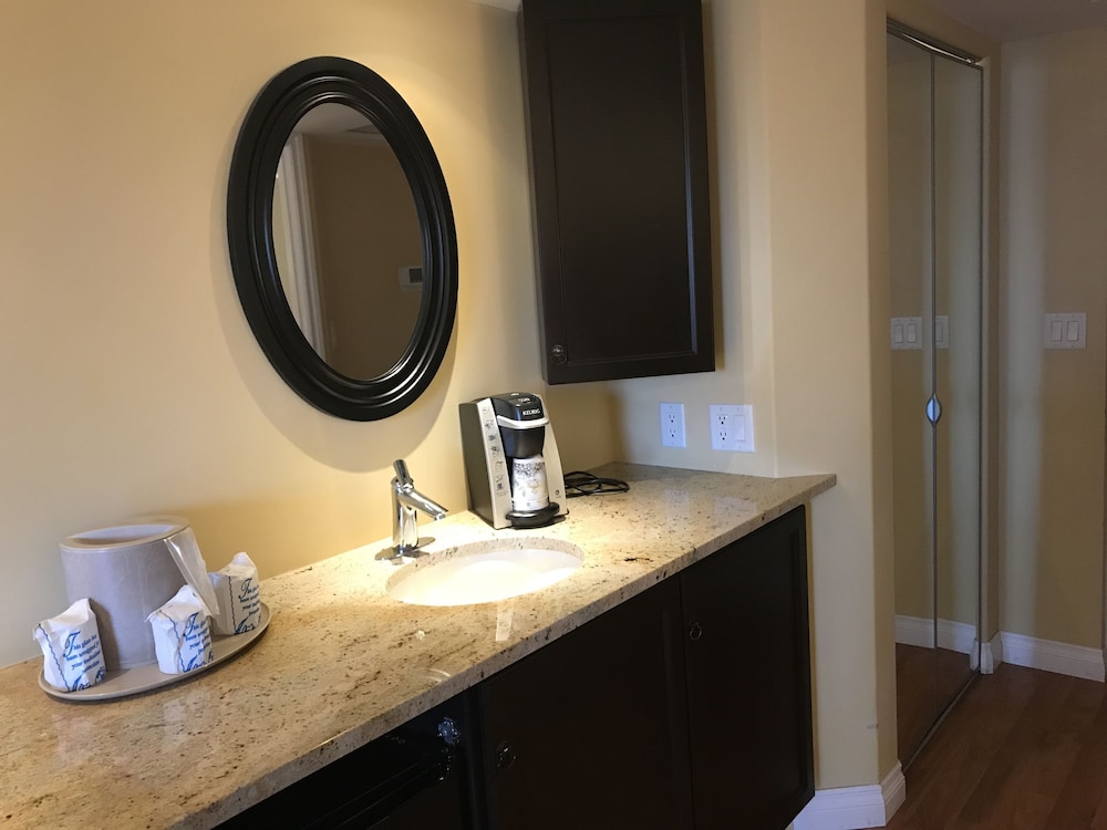 Signature Room, 1 King Bed photo 2