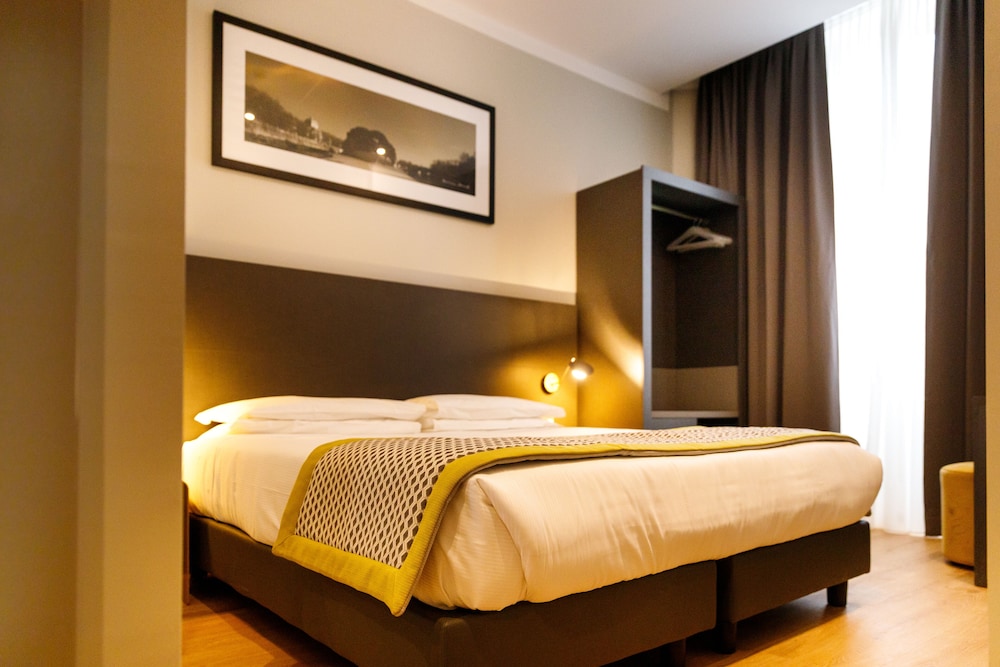 Classic Room thumbnail 6