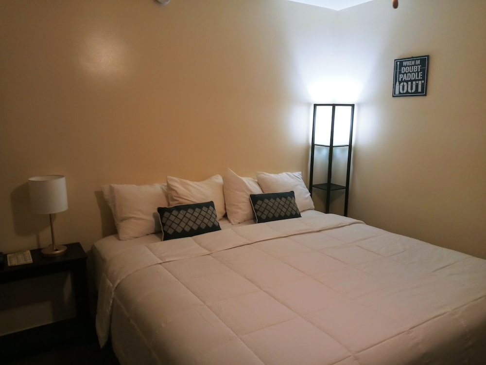 Standard Room, 1 King Bed, Refrigerator & Microwave photo 1