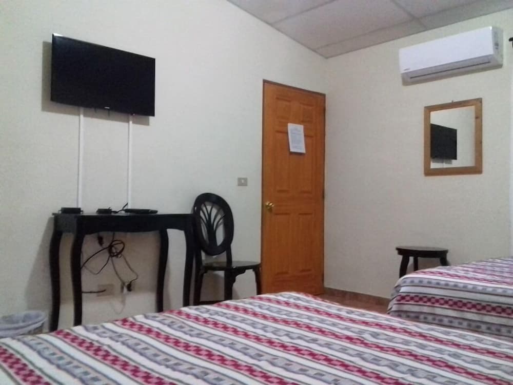 Traditional Quadruple Room, 2 Queen Beds, Non Smoking photo 1