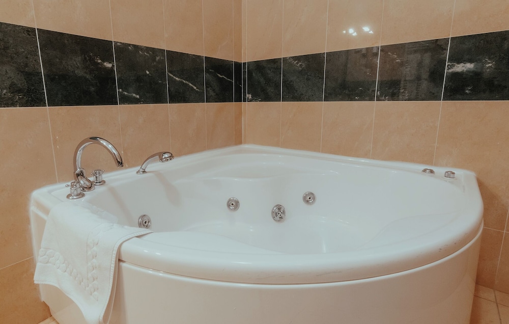 Deluxe Suite - Photo 6