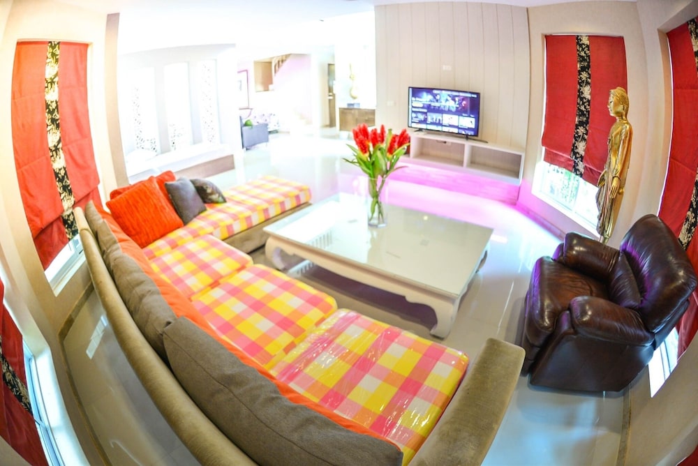 Family Room 7 Bed Rooms photo 3