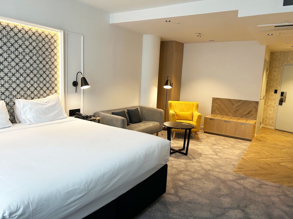 Premier Double Room, 1 King Bed photo 3