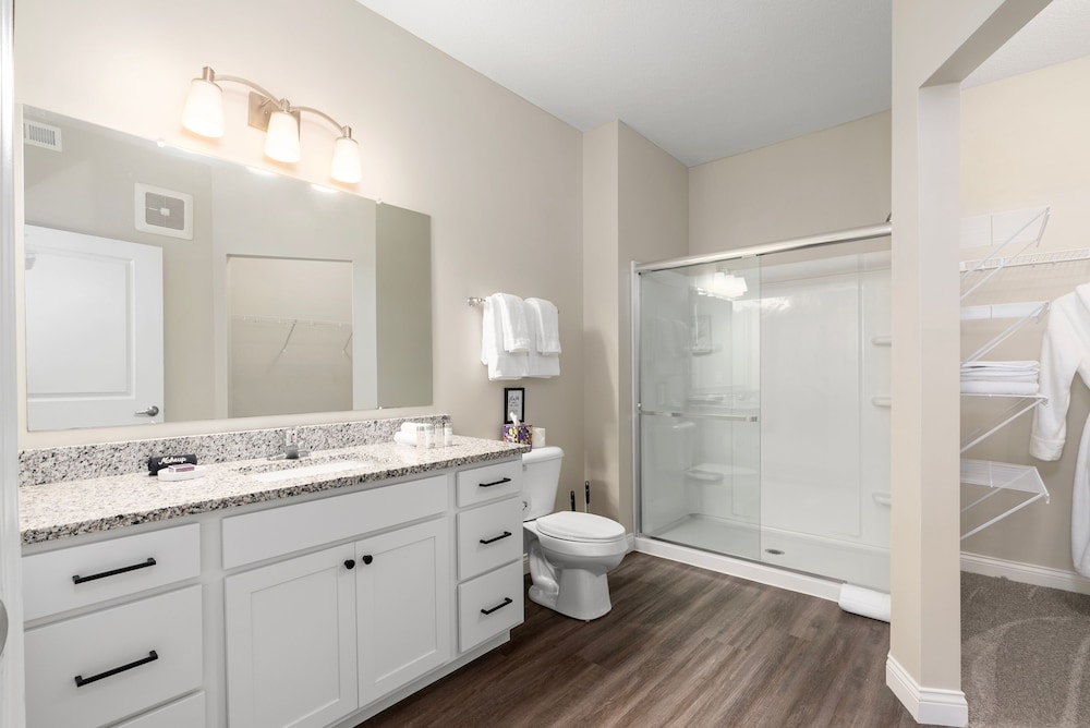 Powell Retreat Attached Garage Walk-in Shower, 사진 25