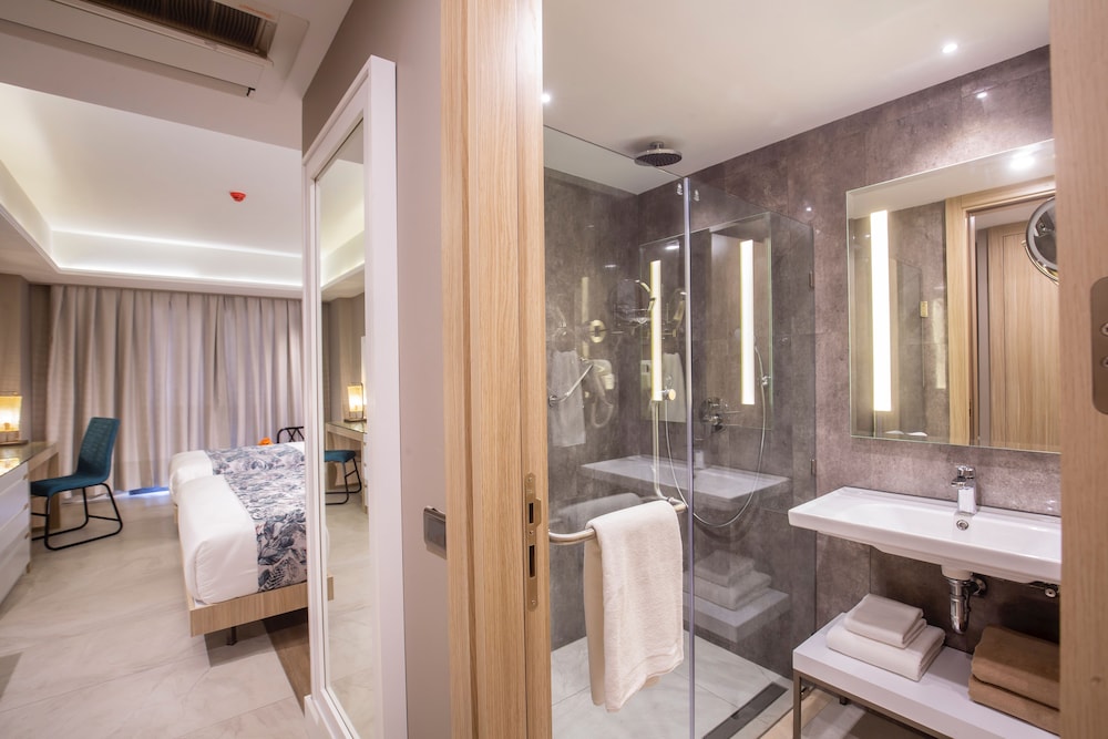 Deluxe Room (2 Adults + 1 Child) - Photo 8