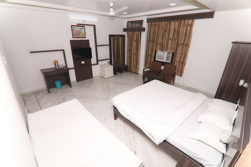 Deluxe Room, 1 King Bed, Mountain View photo 2