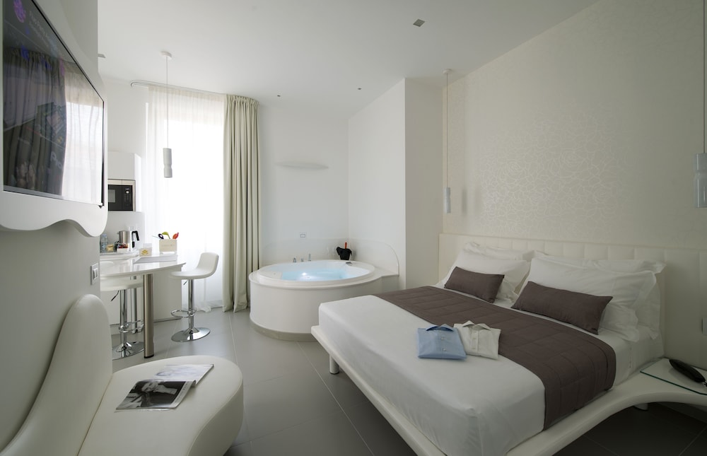 Studio, Jetted Tub