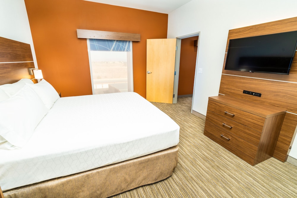 Suite, 1 King Bed - Photo 5
