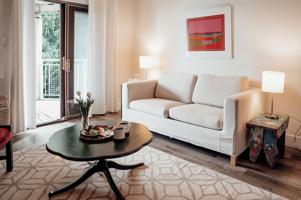 Premium 1 King Bed, Balcony, Fireplace - Photo 6