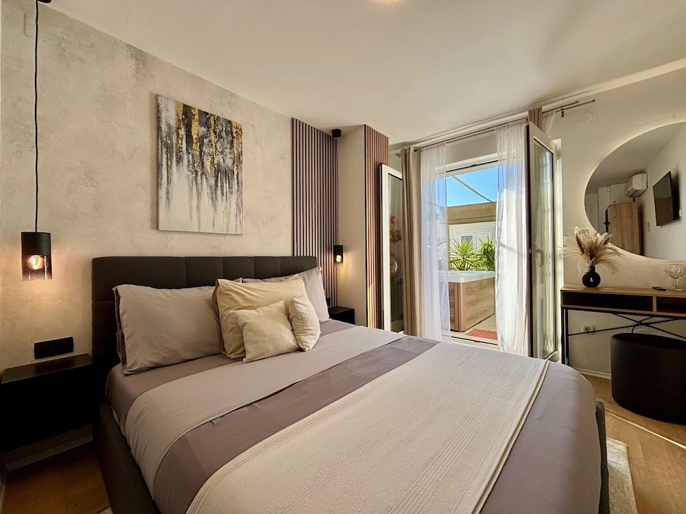 Standard Double Room, Hot Tub, Garden View