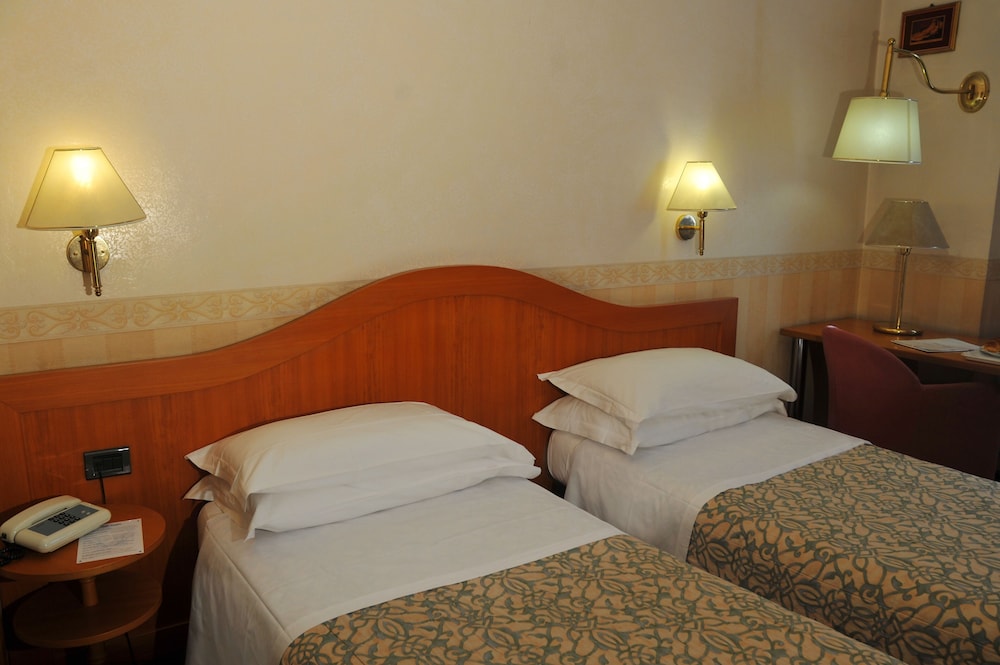 Twin Room, 2 Twin Beds - Photo 2