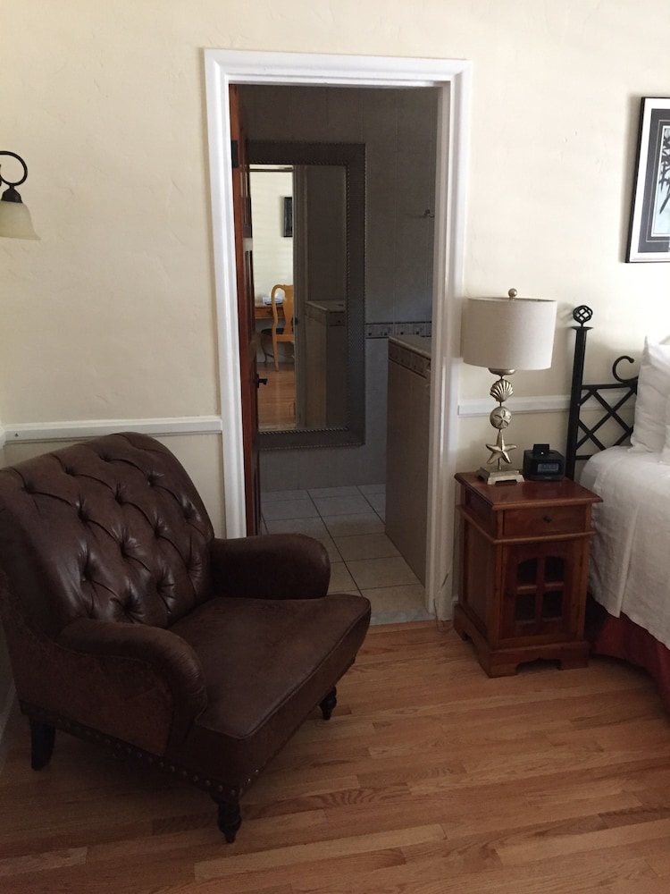 Deluxe Room, 1 Queen Bed photo 2