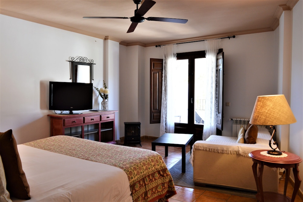 Superior Room, 1 King Bed, Mountain View photo 2