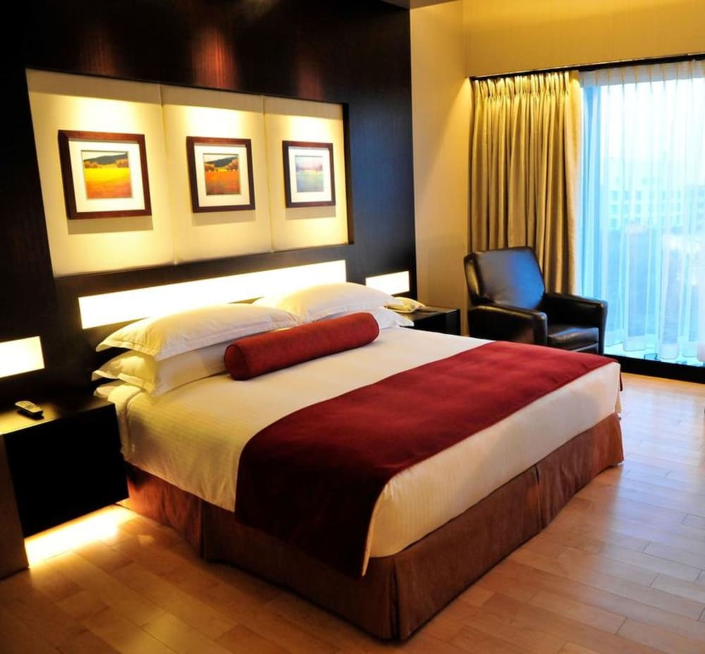 Deluxe Room, 1 King Bed - Photo 1