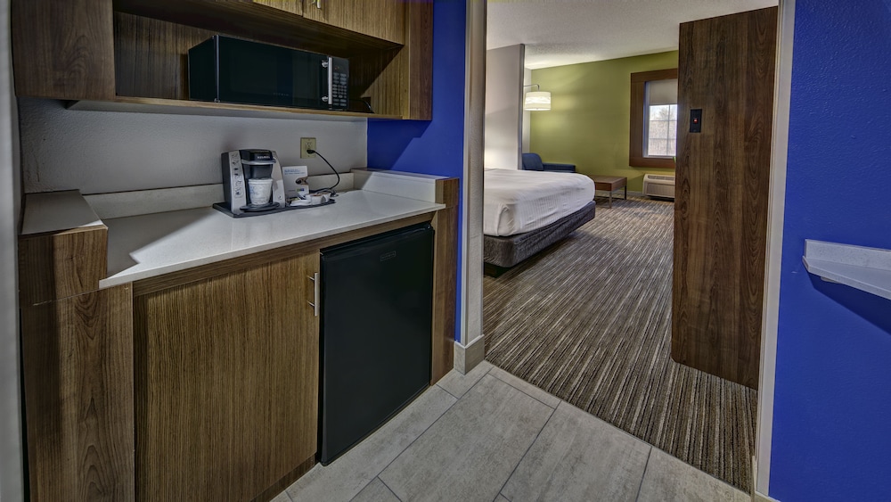 Suite, 1 King Bed with Sofa bed (Walk In Shower) - Photo 3