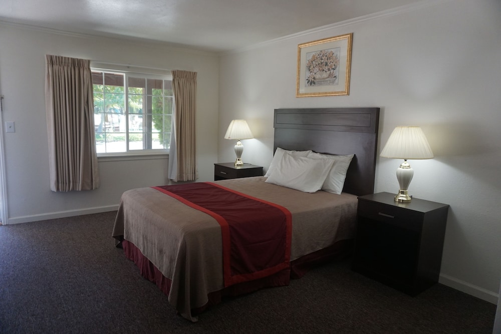 Deluxe Room, 1 Queen Bed photo 2