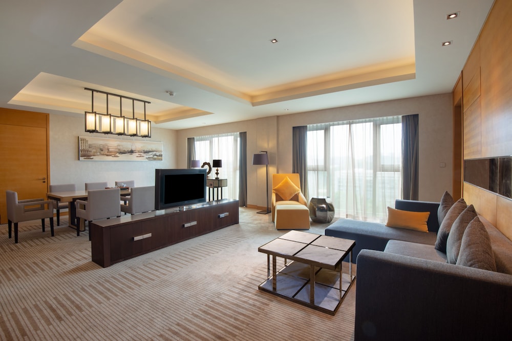 Suite, 1 King Bed (Meeting Area)