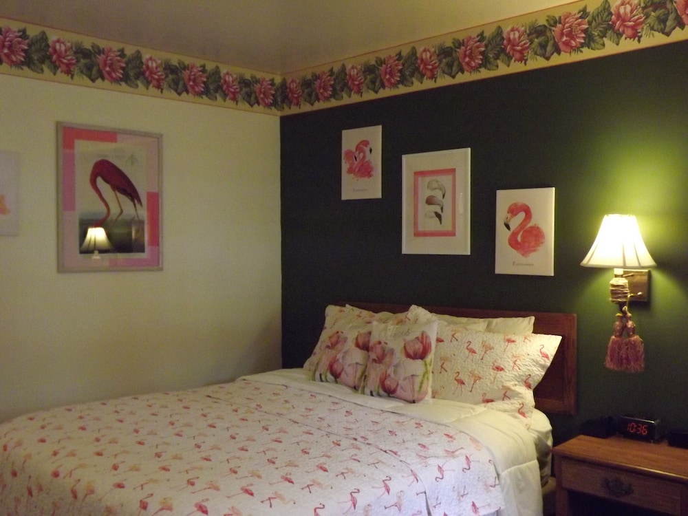 1 Queen Bed, Hill View, Ground Floor photo 1