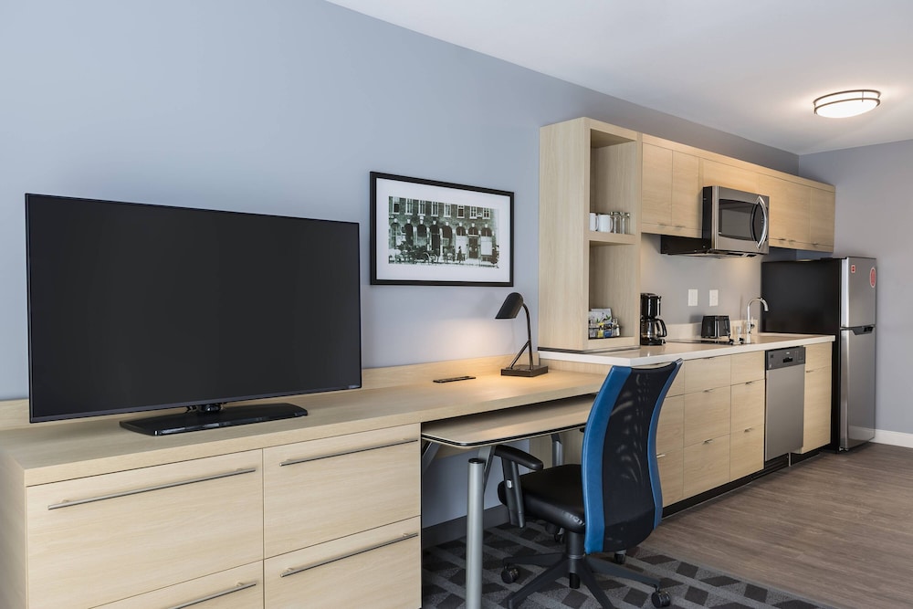 Studio, 1 King Bed (Mobility Accessible, Tub)