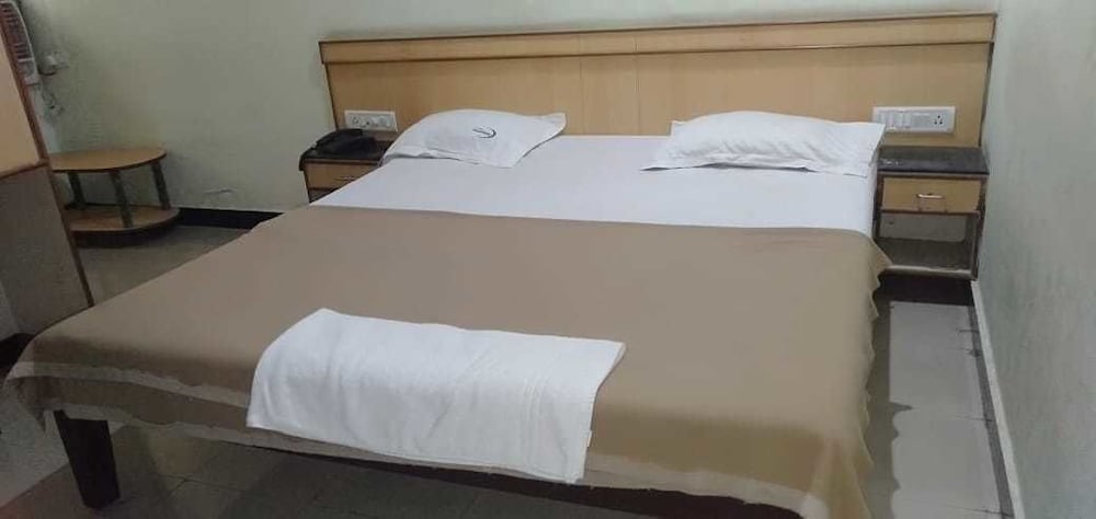 Deluxe AC Double Bed - Photo 5