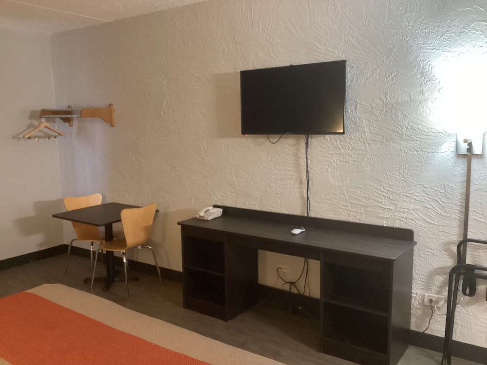 Premium Room, 1 King Bed, Non Smoking, Refrigerator photo 2
