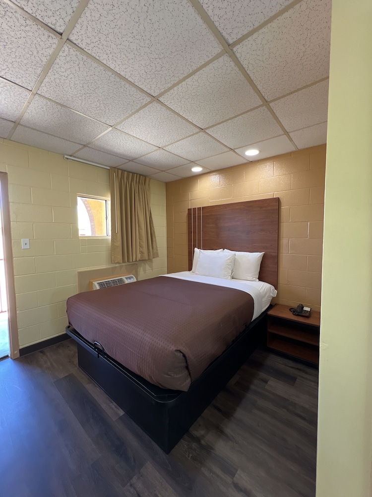 Single Queen Bed Non-Smoking