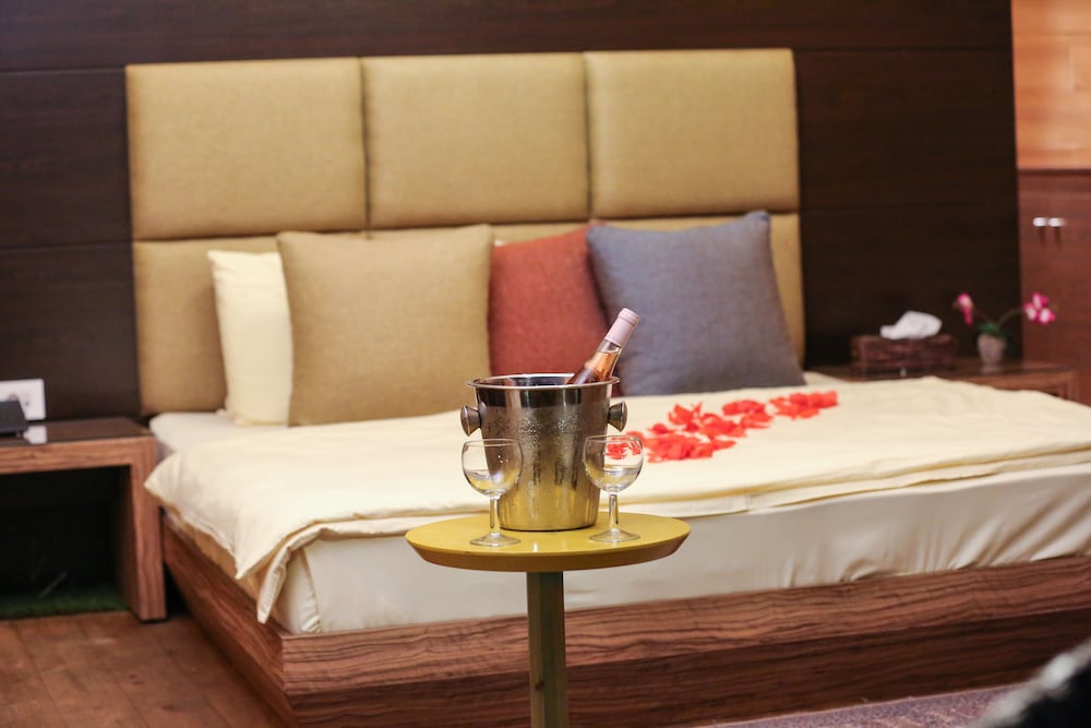Cottage Bungalow, 1 King Bed, Smoking, Pool View photo 3