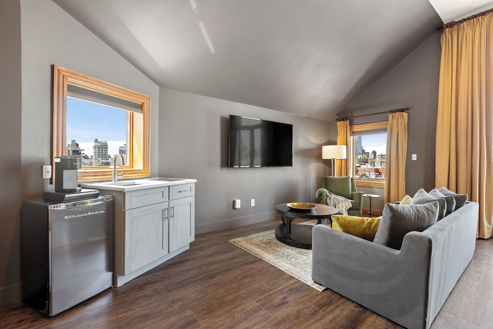 Exclusive Studio Suite, 1 King Bed with Sofa bed, Balcony, City View photo 2